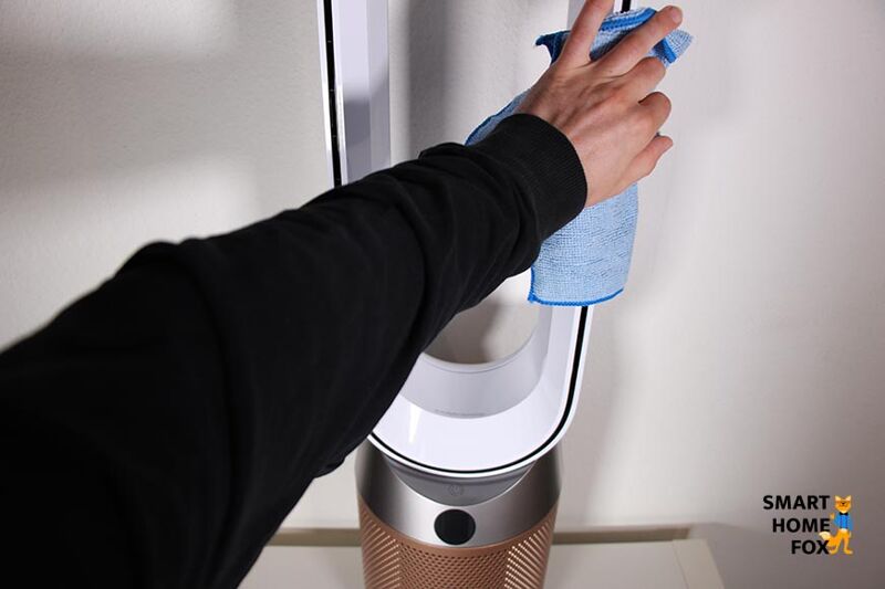 Башня пылесоса Dyson Purifier Cool протирается тряпкой.